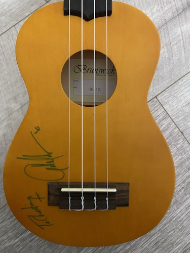 Brunswick Ukulele signed by Gareth Malone - Picture 4 of 7