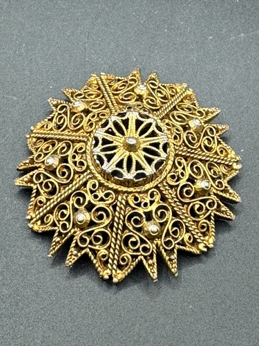 Vintage 50er Jahre goldfarbene filigrane durchbrochene Schnörkel Gothic runde große Brosche Anstecknadel - Bild 1 von 6
