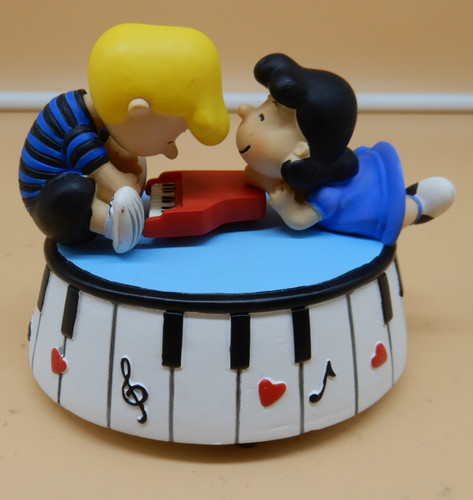 Westland Giftware Peanuts 20731 PIANO LOVE Music Box Lucy Schroeder Fur Elise
