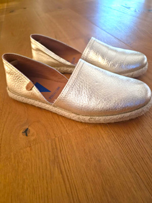Verbenas Damen Slipper Leder Gold EU 38 Made in Spain Leichtgewicht Logo