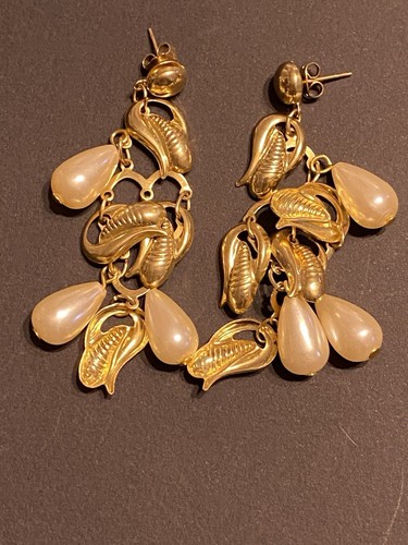 Vintage Gold-Toned Dangle Earrings With Faux Pearls - 第 1/4 張圖片