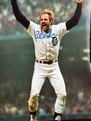 KIRK GIBSON AUTOGRAPHED DETROIT TIGERS 8x10