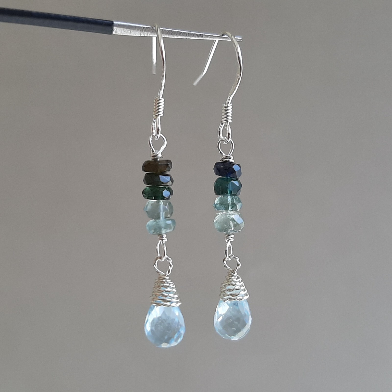 Dormeuses argent et tourmaline bleue topaze 177, le cadeau précieux idéal