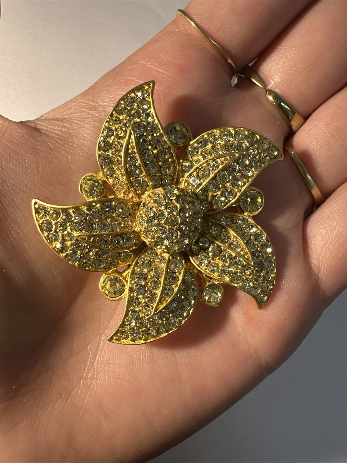 Broche Fleur Dorée À Strass Blanc Bijoux Fantaisie