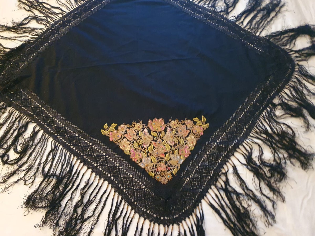 ANTICO SCIALLE SARDO DI OLIENA RICAMATO A MANO CON FILI DI SETA