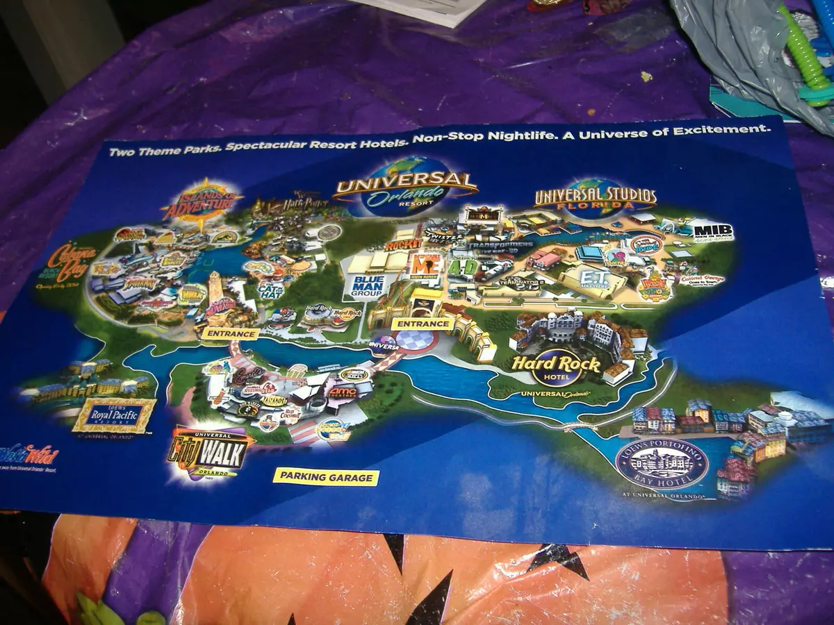 UNIVERSAL ORLANDO GUIDE WITH INFORMATION ON ATTRACTIONS 1 SHEET MAP 2013