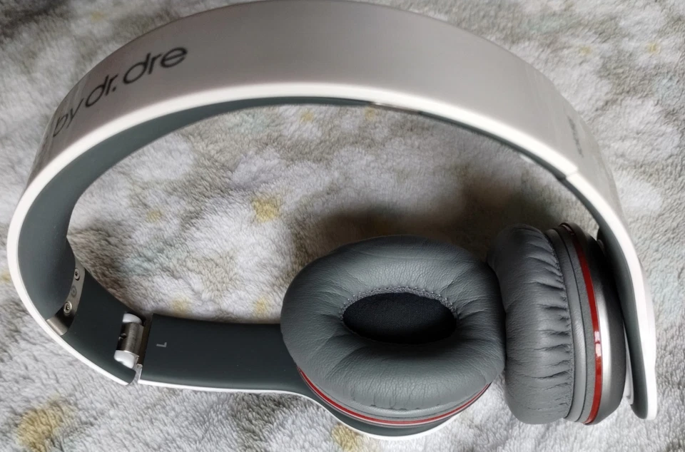 Beats by Dr. Dre Solo HG Wired Headphones w/ 3.5mm Jack Cord & Case ~ White - Image 3 of 4