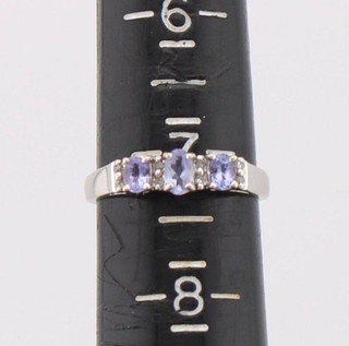 10K WHITE GOLD TANZANITE DIAMOND ACCENT LADIES BAND RING 1.9 GRAMS SIZE 7 DESIGN