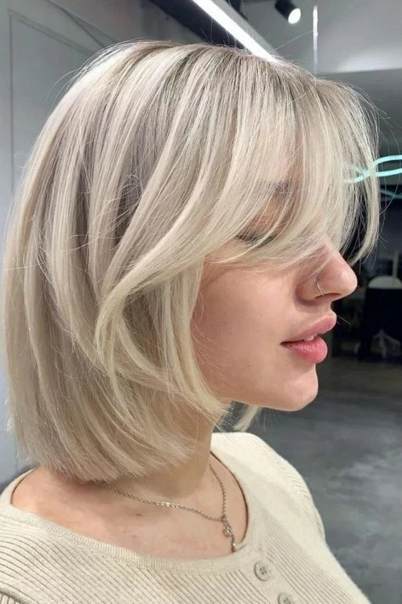 Pelucas rubias naturales cortas rectas rubias ceniza peluca bob con flequillo para mujer diario Foto 3 de 4