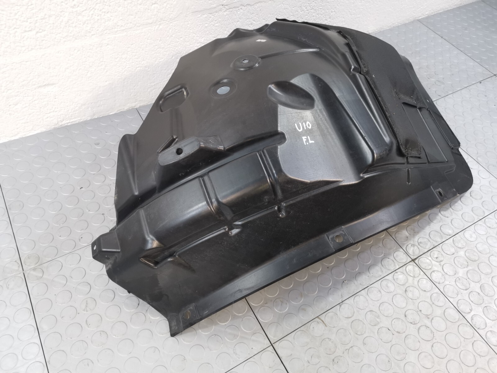 2017 - 2020 Maserati Levante FRONT LEFT FENDER SPLASH GUARD 670032466