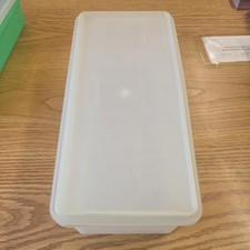 Tupperware 606-1 Bread Keeper Container Clear...