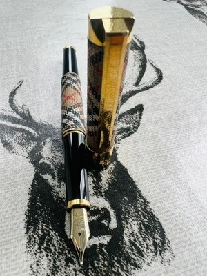 Burberrys Nova Stoff gewickelter Füllfederhalter, 14k Gold M Feder, Made by Pilot Japan
