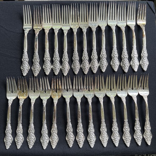 1847 Rogers Bros IS RENAISSANCE 94 Pieces Silverplate w/ Case - Picture 16 of 24