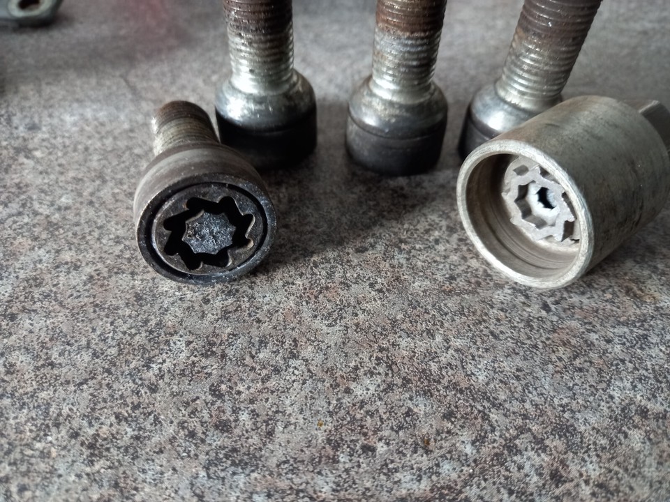 Set of locking wheel bolts for Audi A3 SEAT Skoda Fabia VW Golf