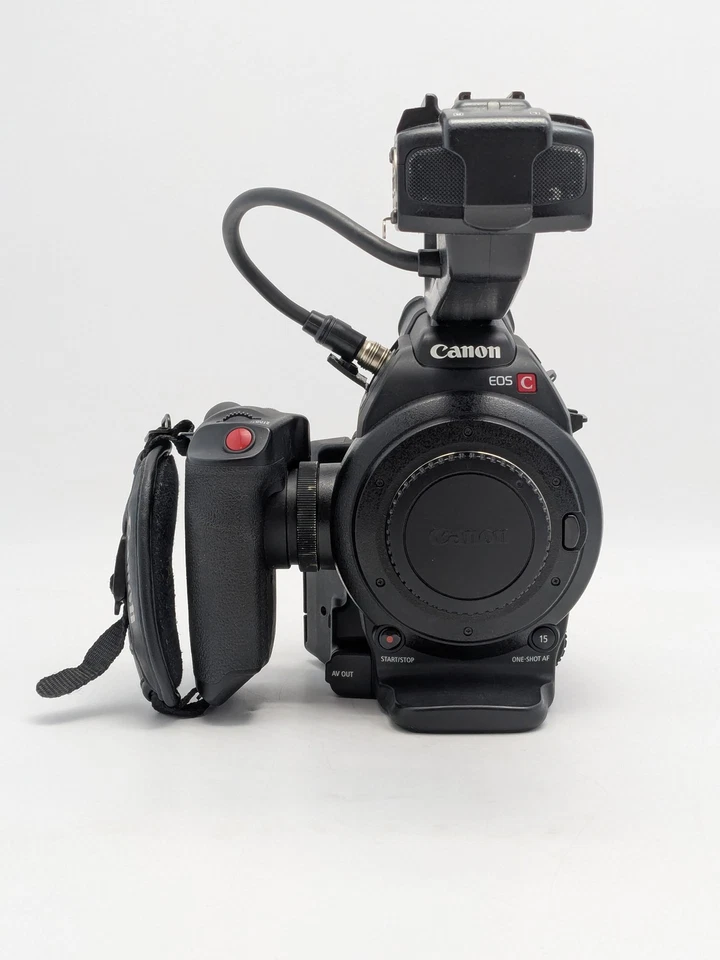 Cámara de cine Canon EOS C100 MKI con micrófono, joystick y baterías en estuche Pelican Foto 2 de 4