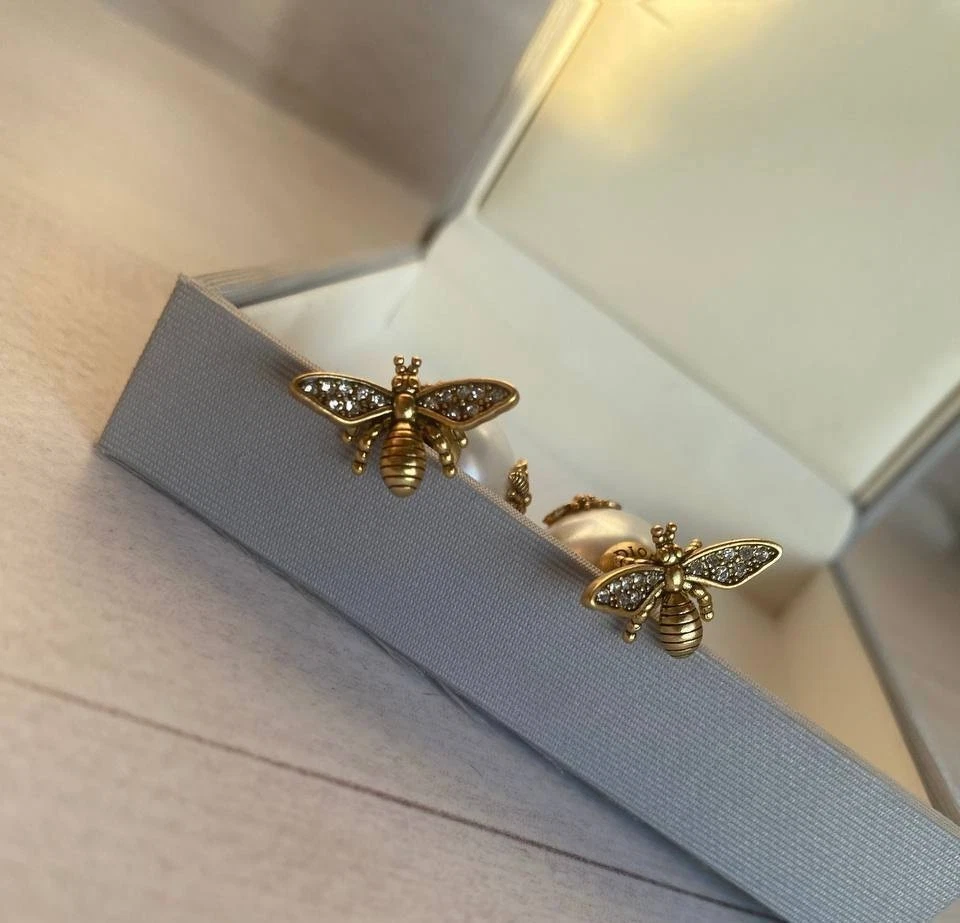 Pendientes colgantes vintage Dior de perlas de abeja dorada y diamantes de imitación Foto 4 de 4