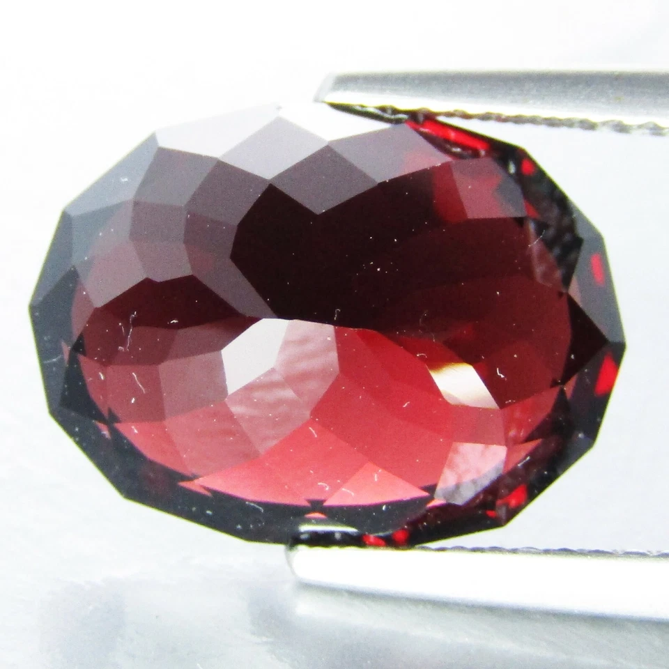 Granate Almandina Color Rojo Natural Especioso 9.22Cts Ovalado Corte Personalizado Foto 4 de 4