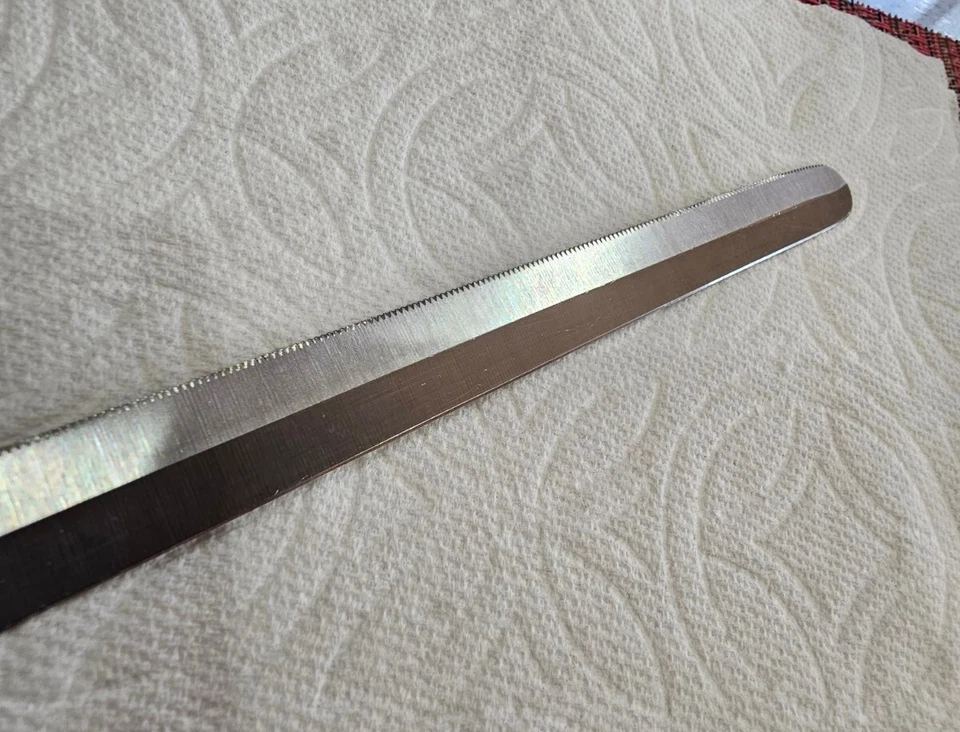 13.5" Long Vintage Stainless Bread Carving Knife Wood Brass Pin Micro Serrated Foto 3 de 4