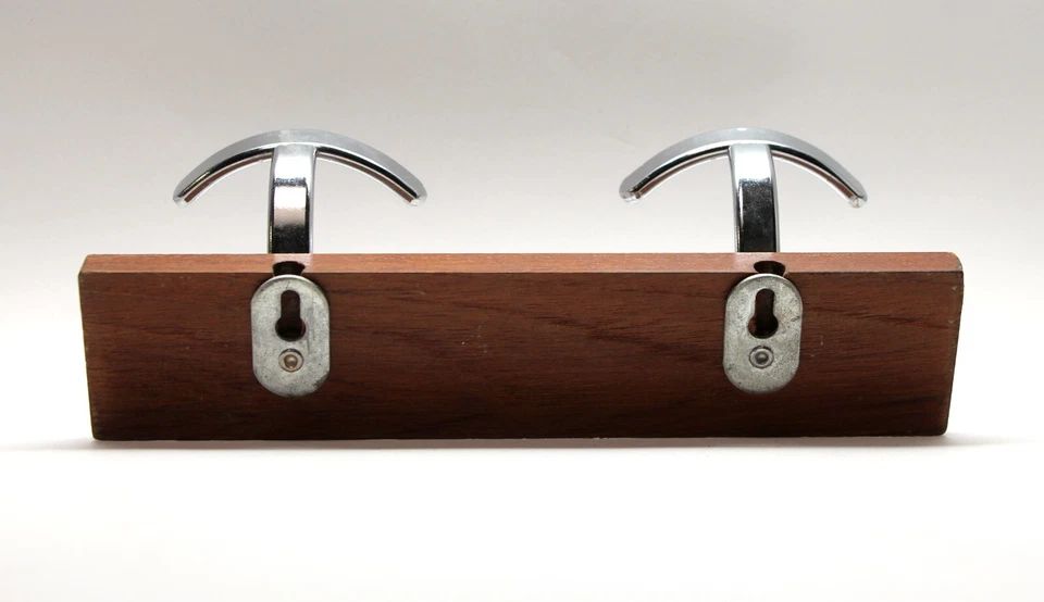 Ganchos de doble arco cromados europeos en estante de pared de madera de tono oscuro Foto 4 de 4