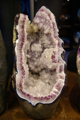 Amethyst Geode  White Crystal  - 68,2 kg (#080)