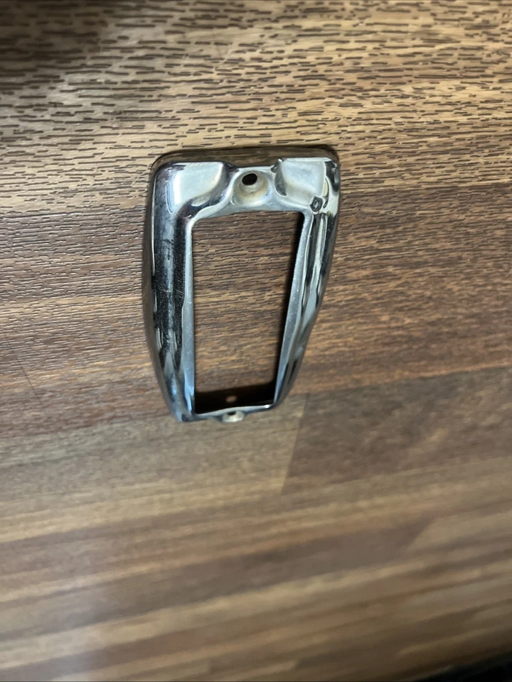 Bisel de luz trasera Kiaser Frazer 1947-48 Foto 4 de 4