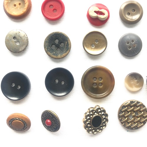 45 Mixed Vintage Buttons Plastic Metal Bakelite Cloth 2 Hole 4 Hole - Picture 5 of 6