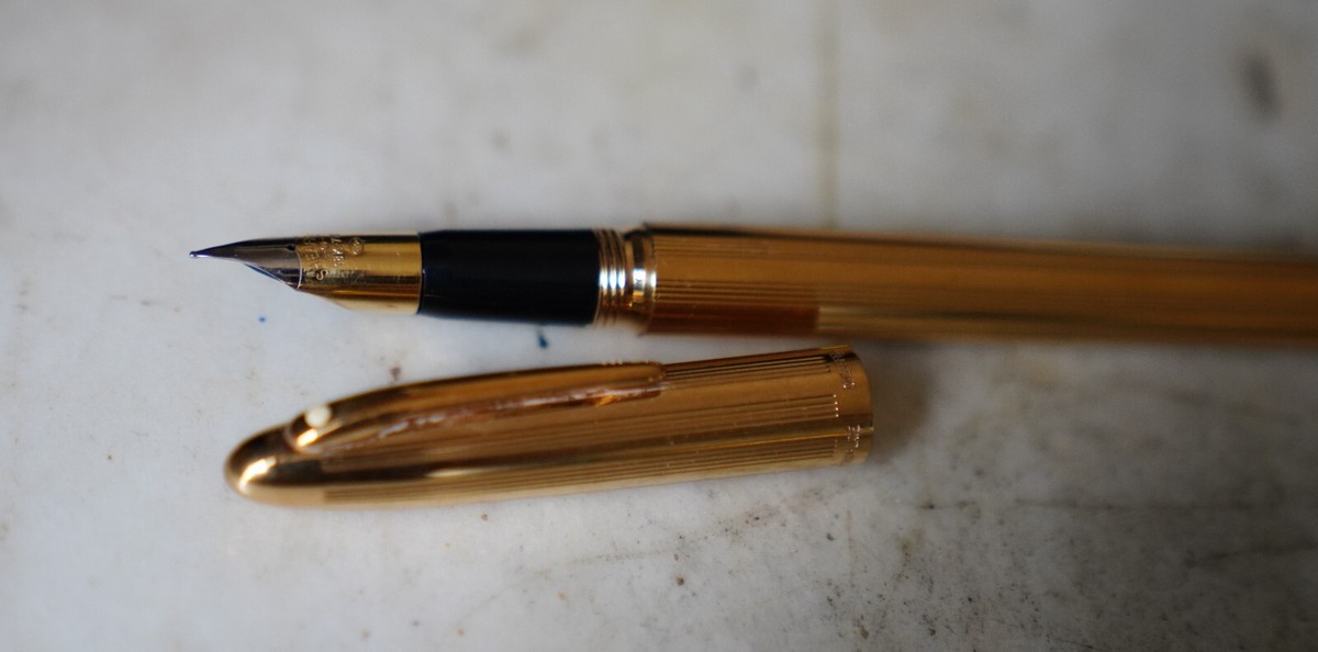 Sheaffer Crest Metal Fountain Pen - 18 Carat Solid Gold Nib
