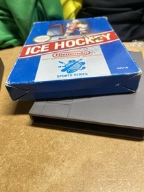 Ice Hockey (Nintendo Entertainment System, 1988) casi completo con caja sin manual