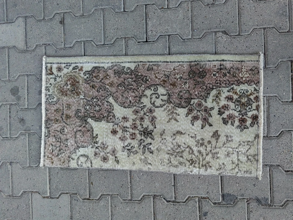 Alfombra turca vintage 1,7 x 3,3 pies | Alfombra pequeña neutra floral descolorida Foto 3 de 4