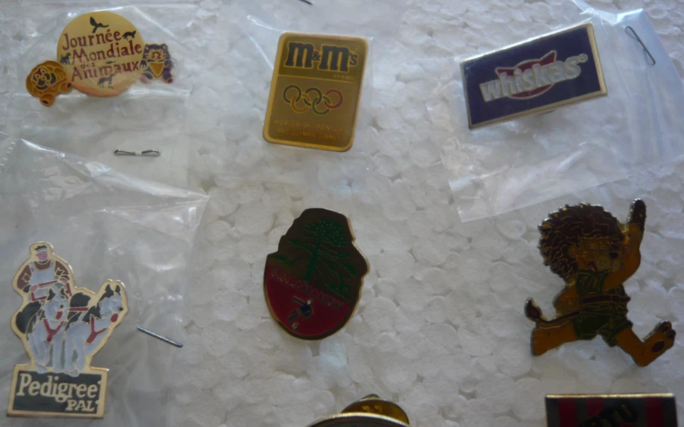 Rare mini classeur pour 24 pin's avec une serie de 11 pin's tous différents - Photo 4/4