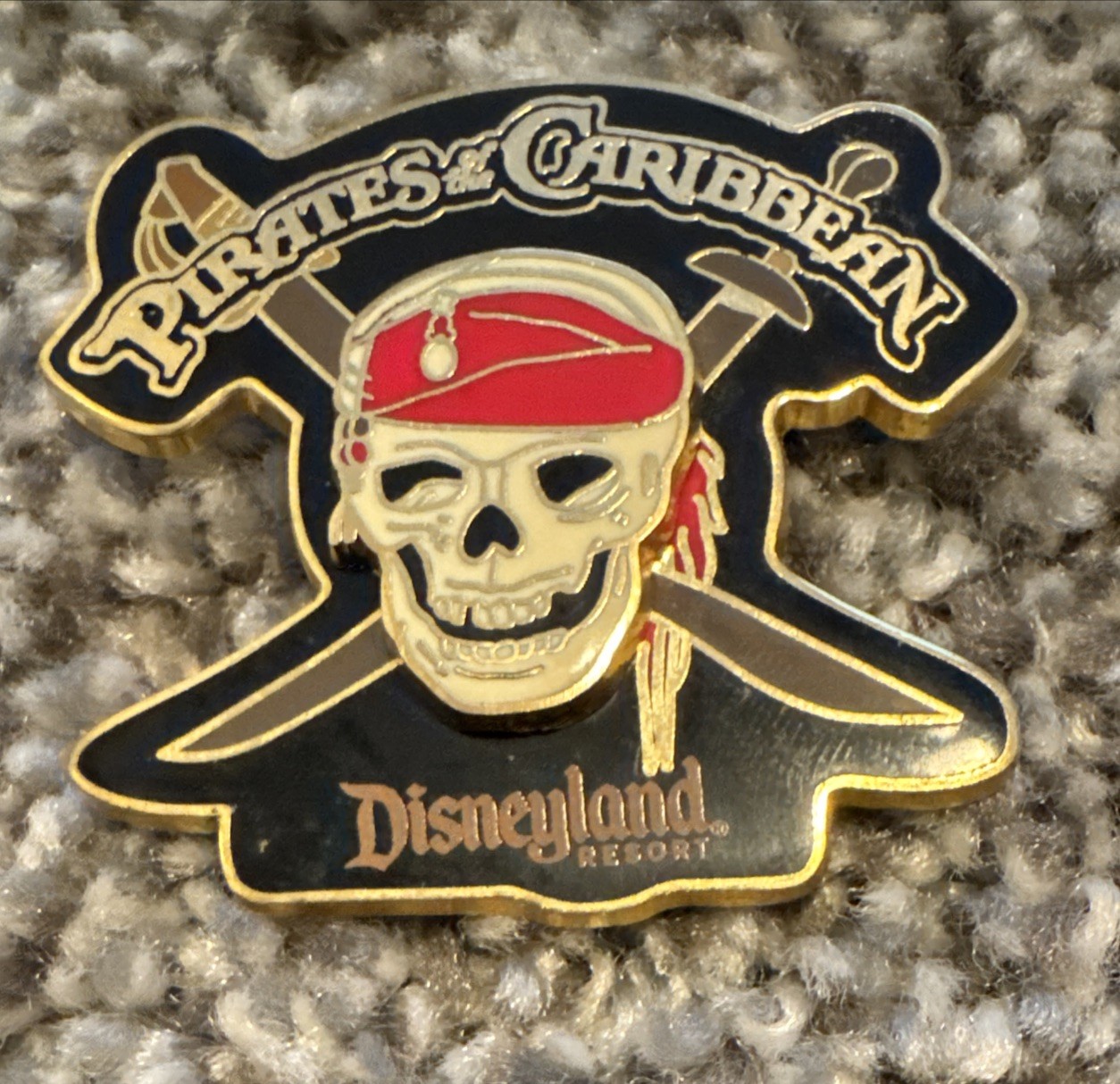 Disney Trading Pin Pirates of the Caribbean Skull and Swords 2007 NEW!