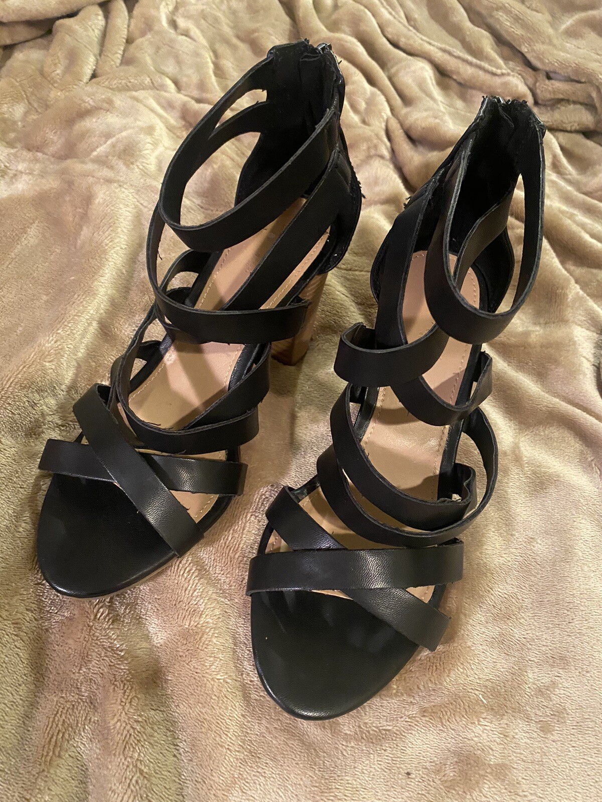 Universal Threads Women’s Black Leather Strappy Z… - image 1