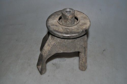 Original VW T5 Motorlager Motorhalter hinten über dem Lenkgetriebe