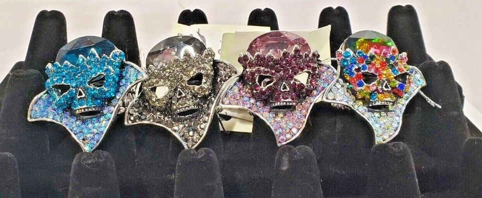 Anillo elástico calavera de Mardi Gras incrustada con diamantes de imitación Foto 2 de 4