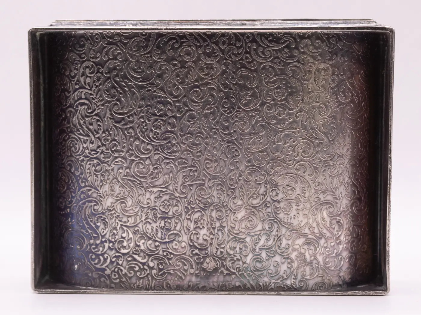 Boîte à tabac en métal argenté avec gravure Melotte d'époque