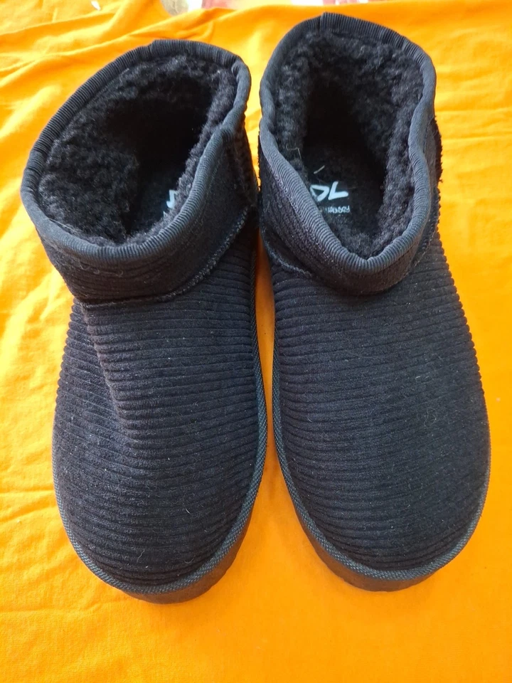 Dirty Laundry Black Boots Fur Lined  1 1/2" Heel Womens Size 9, Soft Barely Used - Image 2 of 4