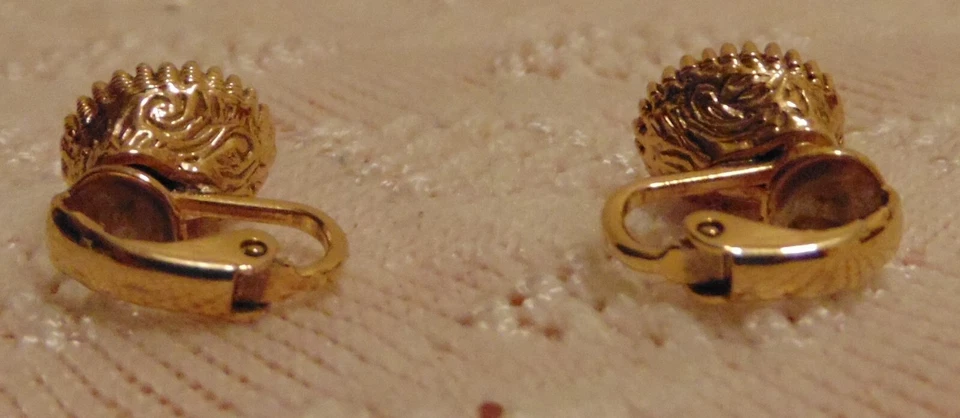 PENDIENTES CLIP, 1928 Circonita Cúbica con Acentos Tono Dorado Foto 4 de 4