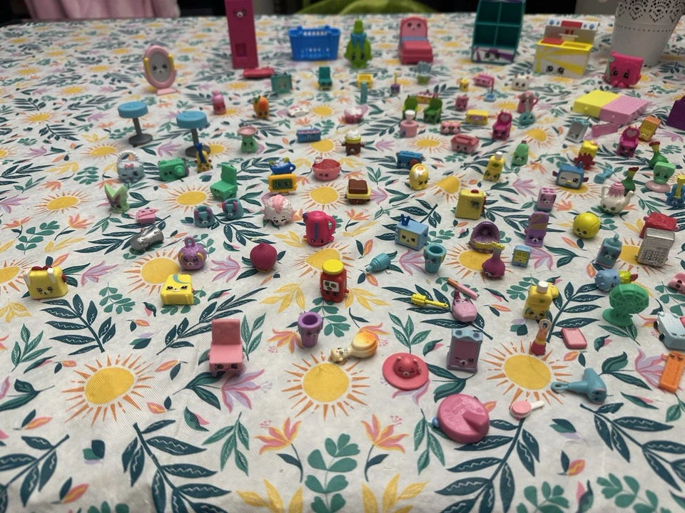 SHOPKINS Figures & Furniture Lot Various Seasons And Themes Happy Places 100+ - Image 3 of 4