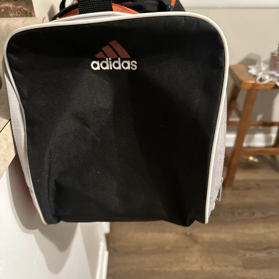 Bolsa de viagem Adidas feita no Vietnã - Imagem 3 de 4