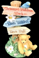 NEW 1995 Cherished Teddies CRT109 Town Tattler Hall Street Signage Bear Figurine