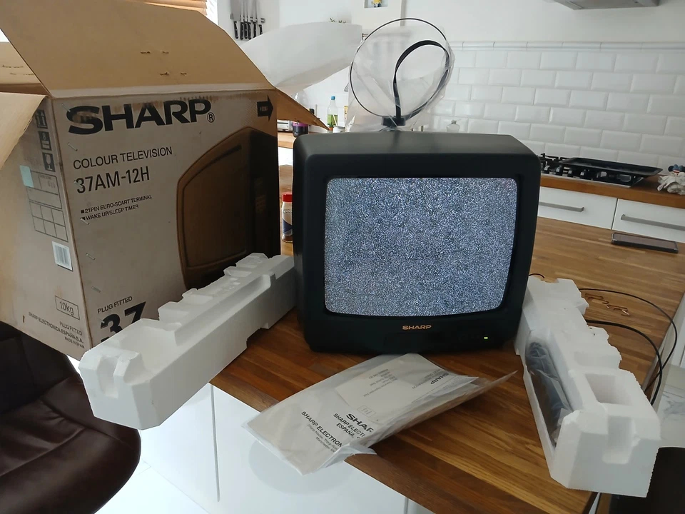 Brand New Sharp 37am-12h Colour Tv with remote, instructions CRT TV Retro Gaming - Image 2 of 4