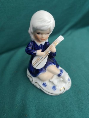 Mädchen mit Instrument, Capodimonte-Figur, 1980er Jahre, perfekter Zustand