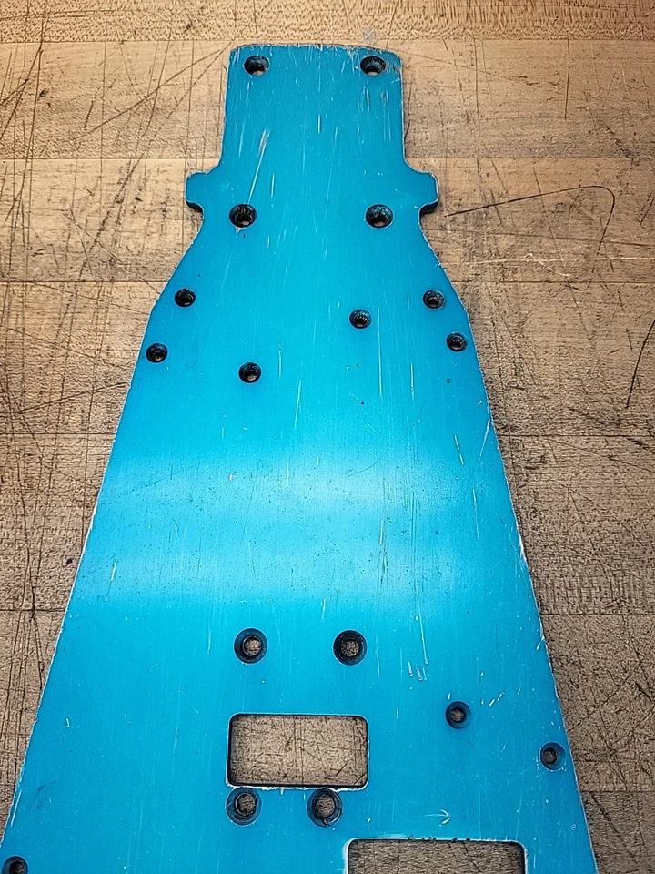 Chasis principal Hong Nor C-4 Ultra GT 1:8 de colección azul usado. Foto 4 de 4