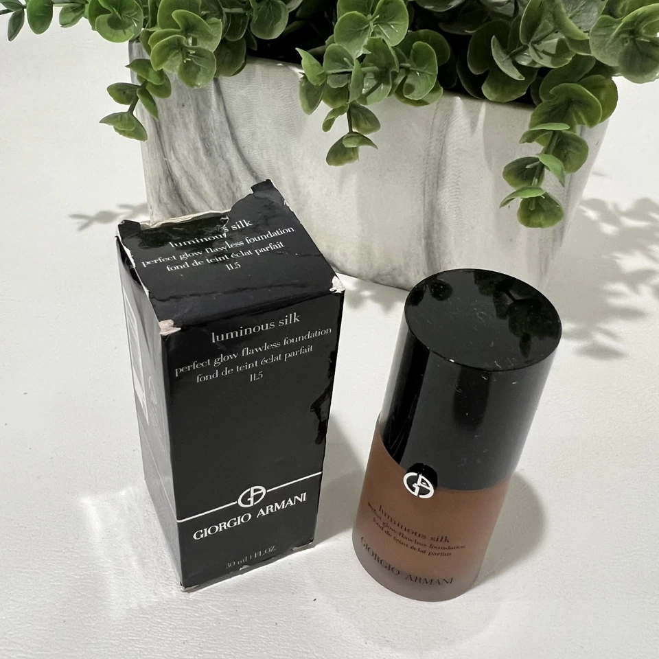 Giorgio Armani Luminous Silk Perfect Glow Flawless Foundation -11.5- 30ml/1fl.oz - Image 2 of 4