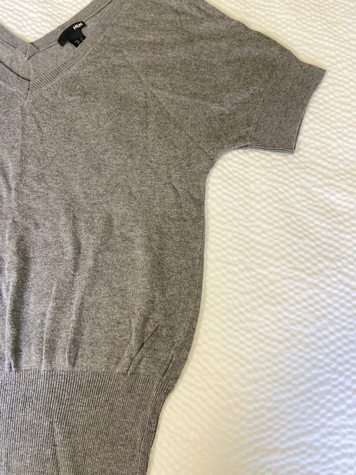 Suéter feminino H&M cinza gola V larga manga curta malha apertada tamanho pequeno - Imagem 4 de 4
