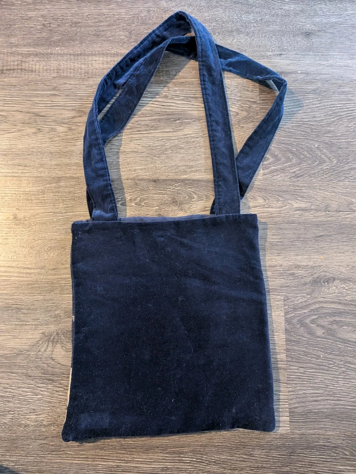 Bolso de Mano Pug Punto de Aguja Hecho a Mano. Bolso de terciopelo tamaño mediano y triturado Foto 4 de 4