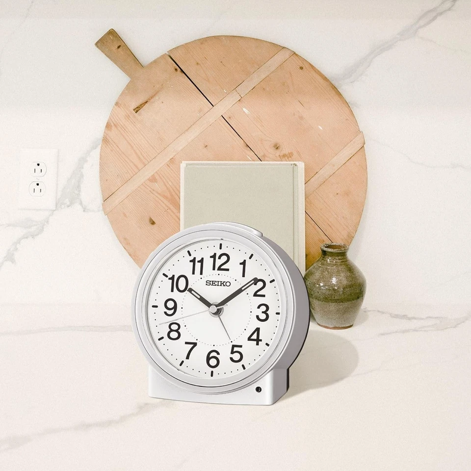 Reloj despertador de dormitorio Seiko Sussex II sin tictac, plateado Foto 2 de 3