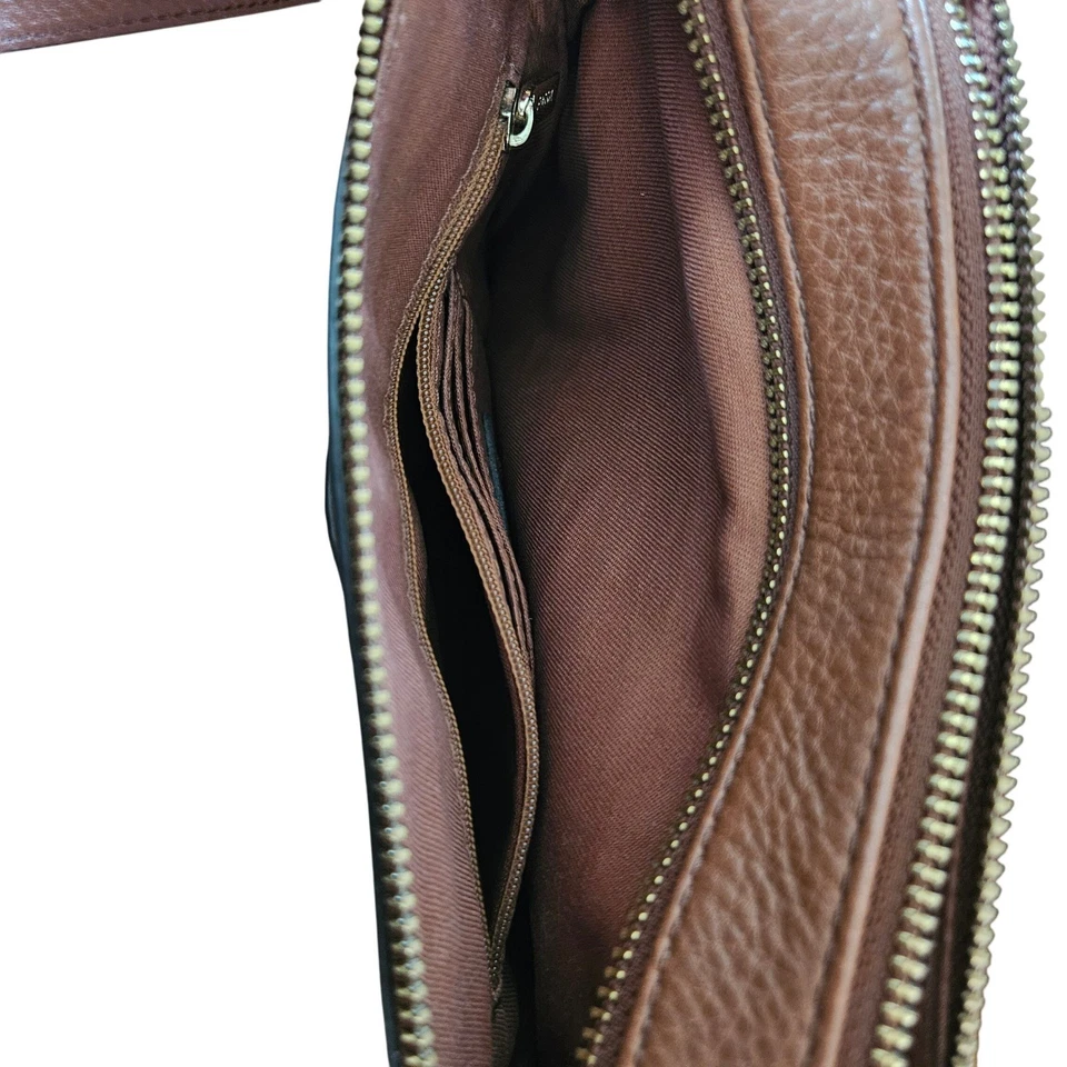 Bolso sin asas Lucky Brand de cuero tipo muñeca tarjetero marrón tostado con cremallera Foto 4 de 4