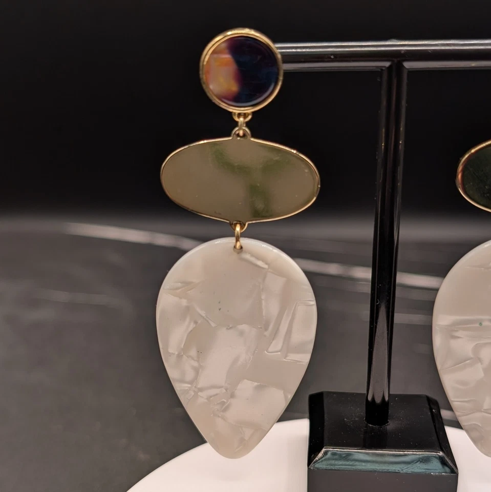 Pendientes llamativos tono dorado con gotas acrílicas granate ovaladas y lágrima esmerilada Foto 4 de 4