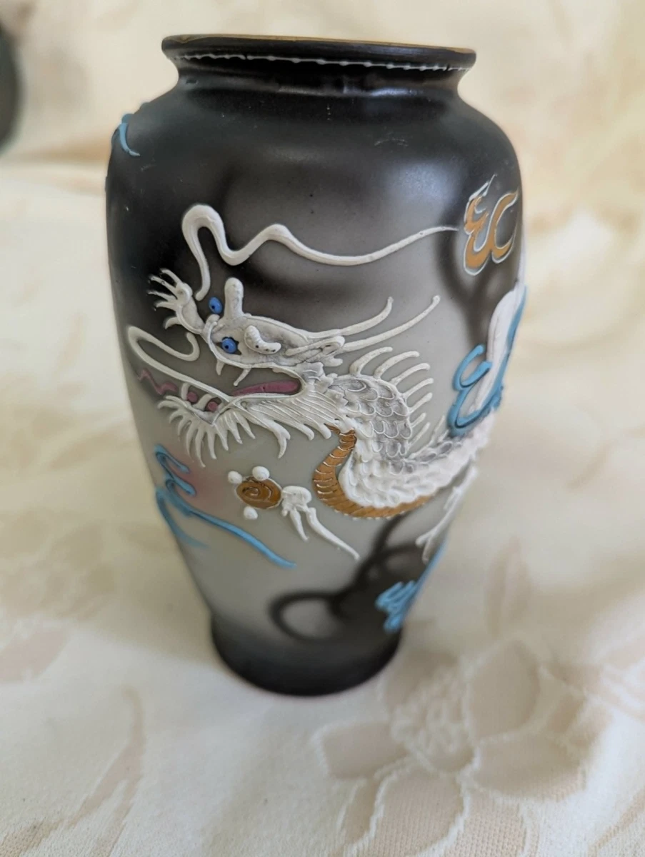 青色波模様ドラゴン陶器フラワーベース Dragonware In Collectible Japanese Vases & Jars (1900-Now) for